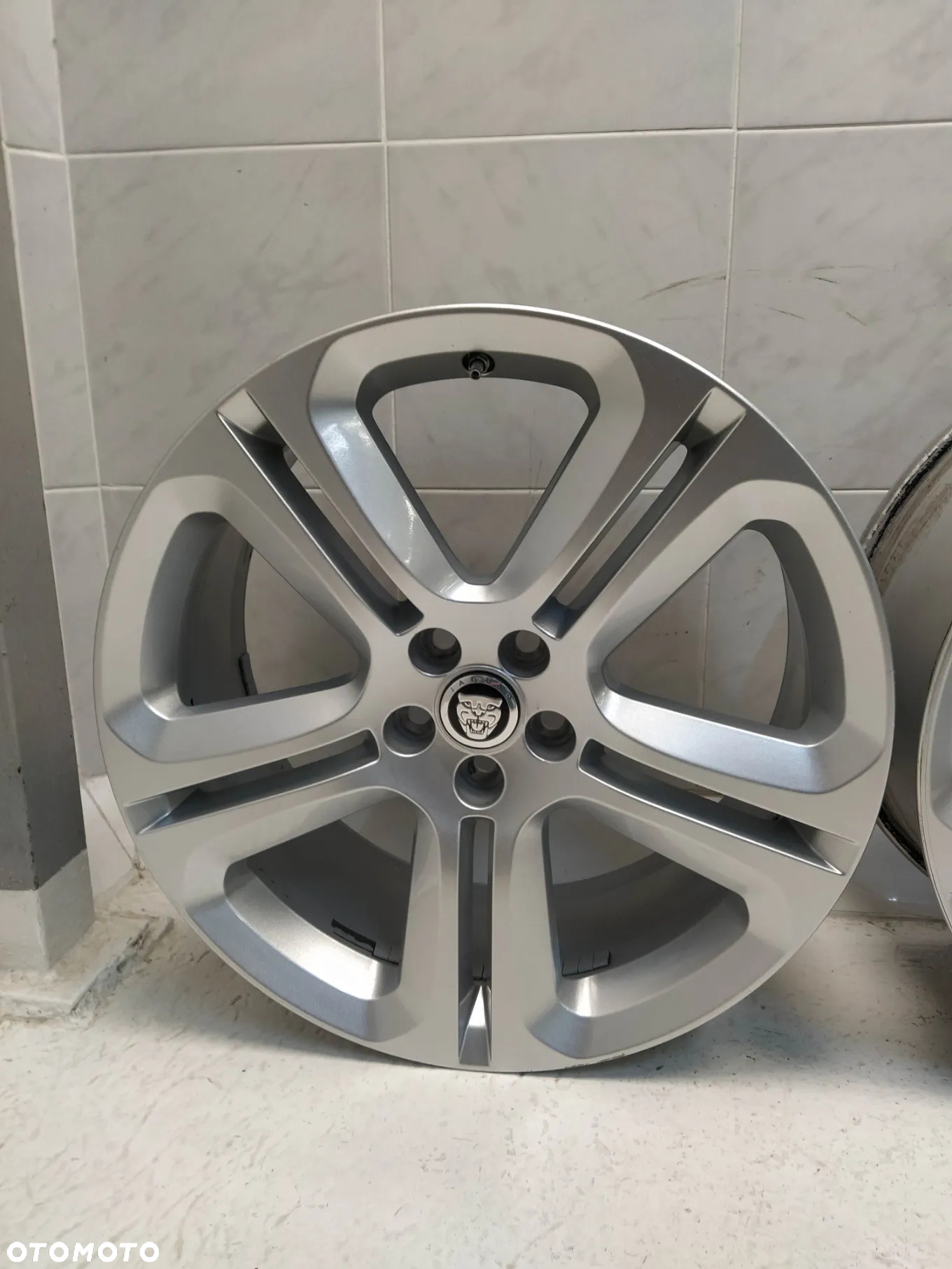 JAGUAR F-PACE X761 8.5X20 ORYGINALNE FELGI ALUMINIOWE R20 ET45 5X108 4XCZUJNIKI TPMS CIŚNIENIA OPON - 7