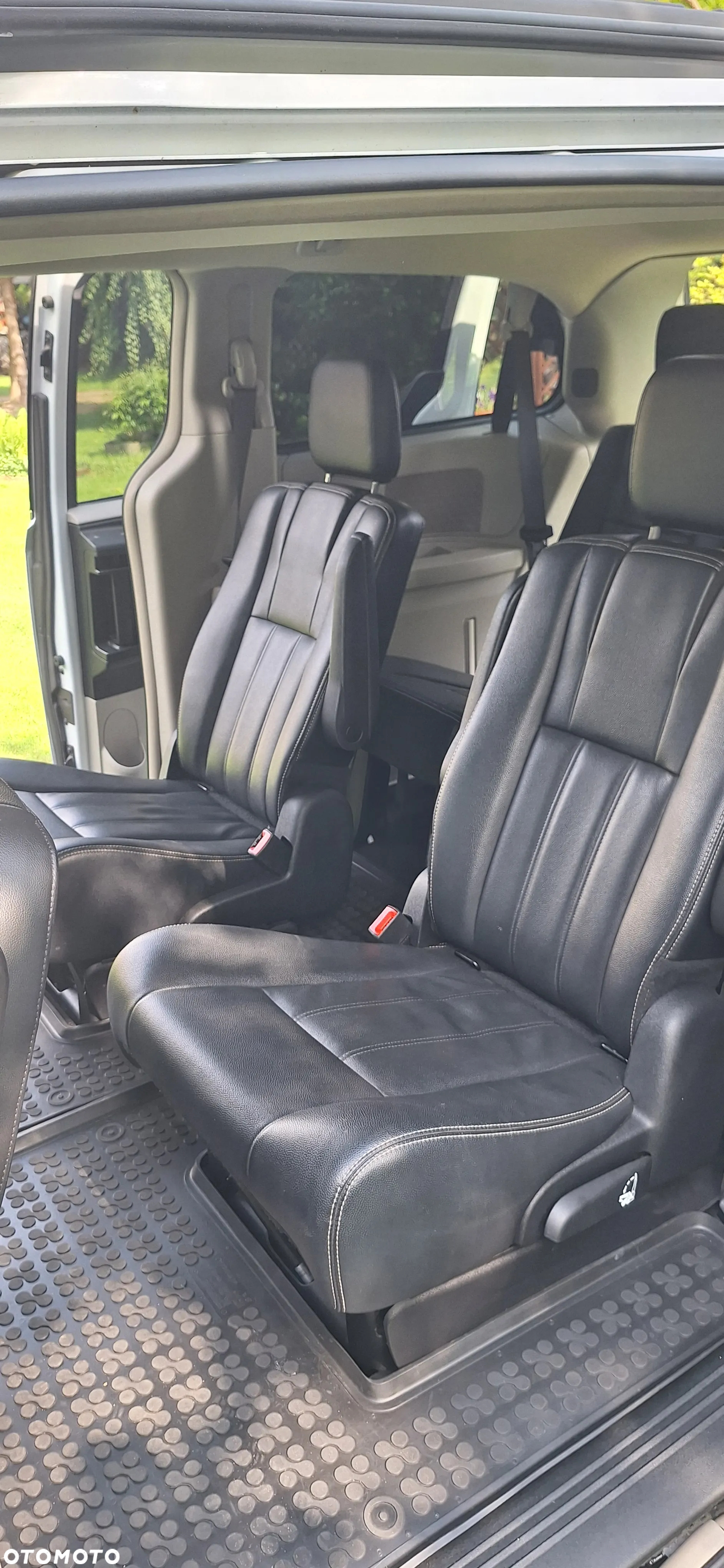 Chrysler Town & Country - 17