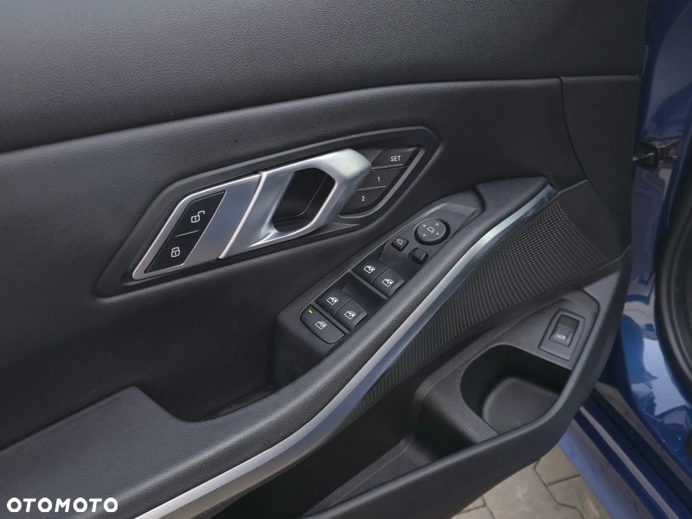 BMW Seria 3 330i xDrive Sport Line - 16