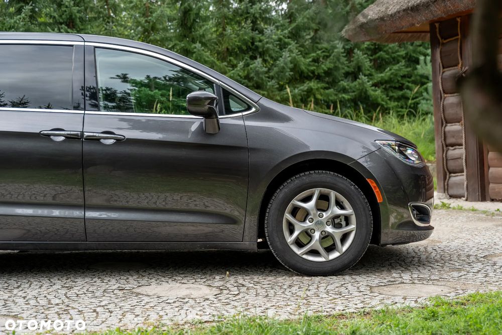 Chrysler Pacifica - 17