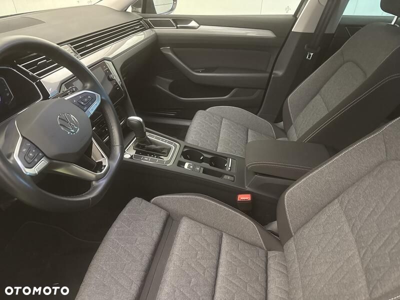 Volkswagen Passat - 12