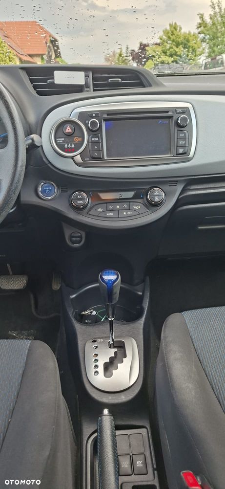 Toyota Yaris Hybrid 100 Dynamic - 19