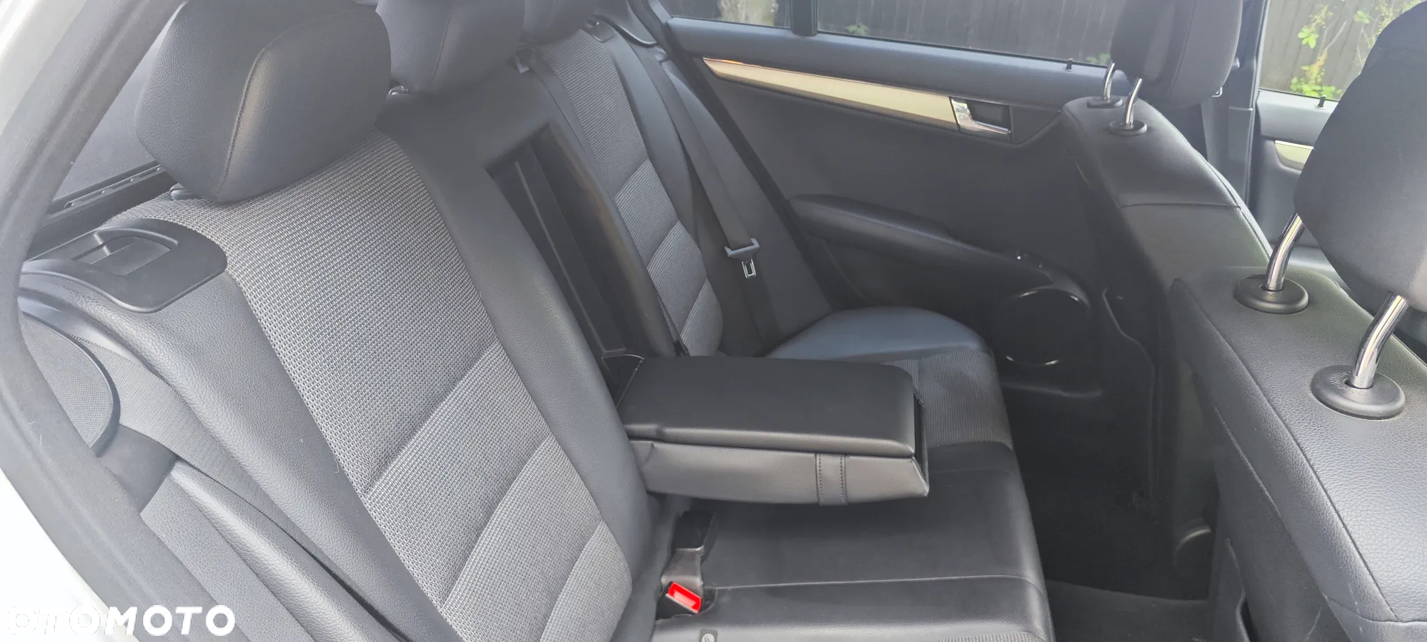 Mercedes-Benz Klasa C 180 T CGI Automatik BlueEFFICIENCY Avantgarde - 28
