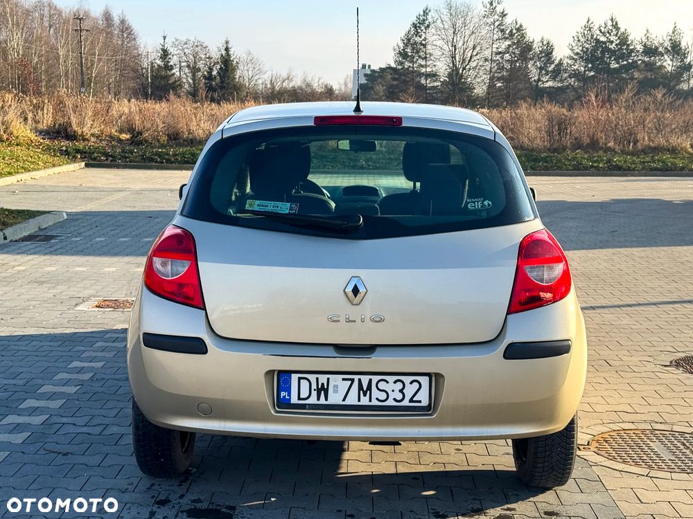 Renault Clio 1.2 16V Authentique - 8