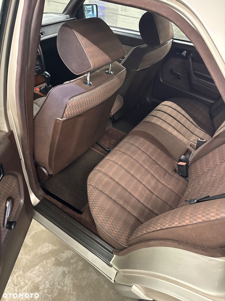 Mercedes-Benz W201 (190) - 8