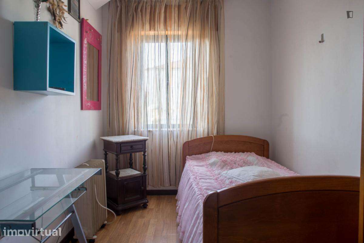 Quarto - localizado em Campanhã Porto - Grande imagem: 2/9