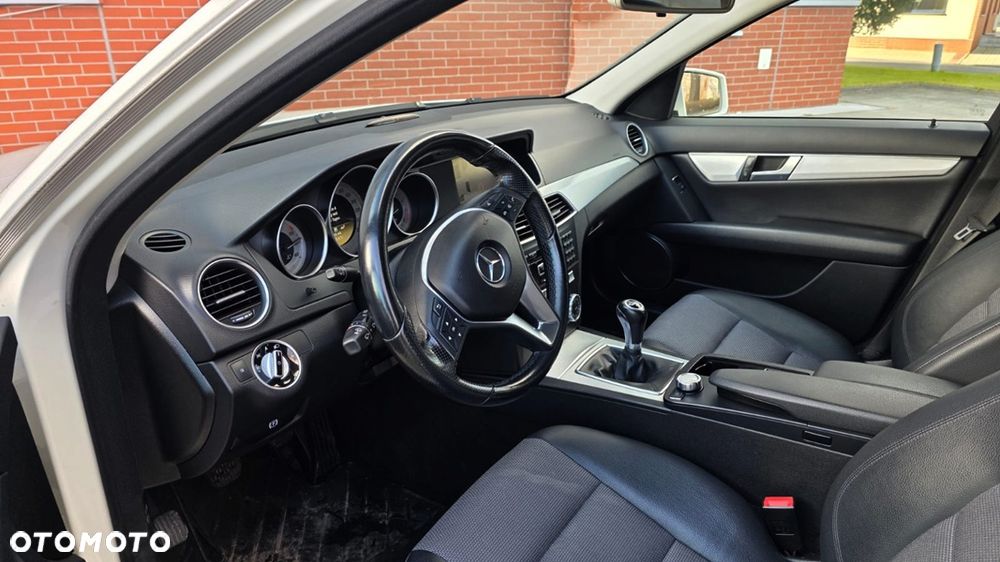 Mercedes-Benz Klasa C 180 CGI BlueEFFICIENCY Avantgarde - 10