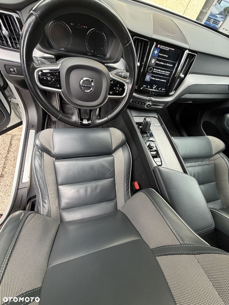 Volvo XC 60 T5 AWD R-Design - 9
