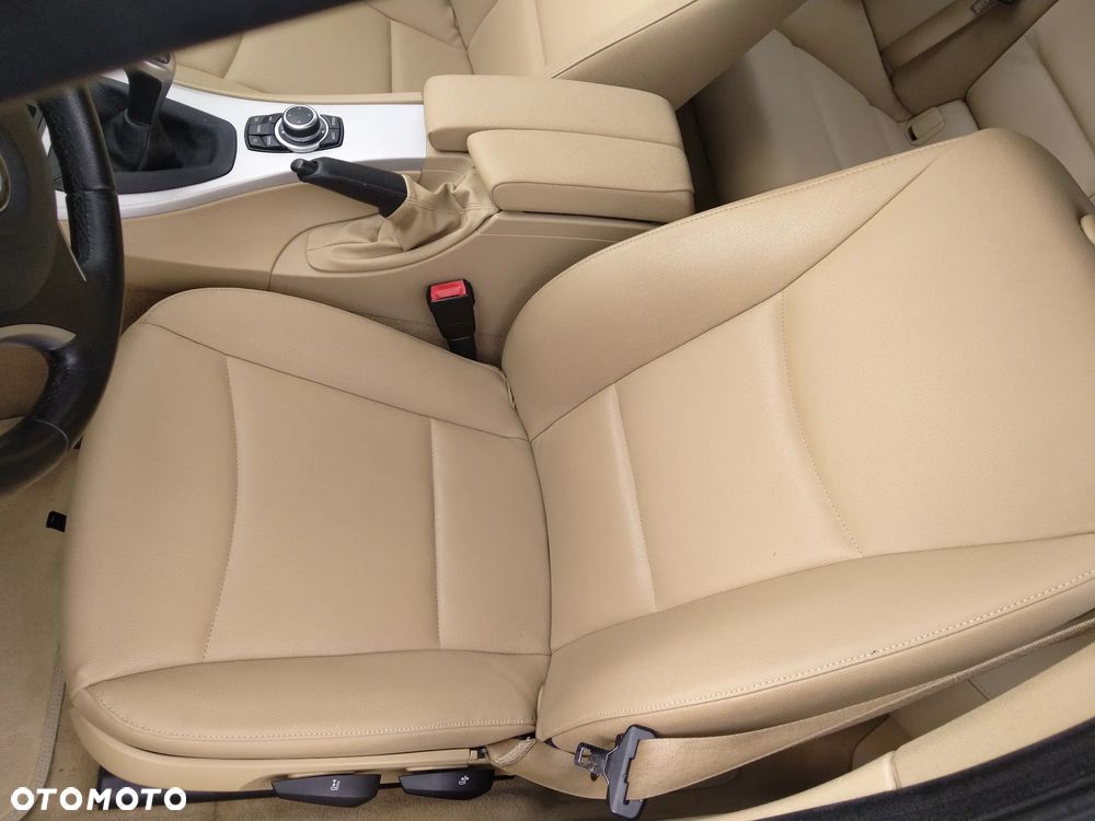 BMW Seria 3 318d DPF Touring - 34