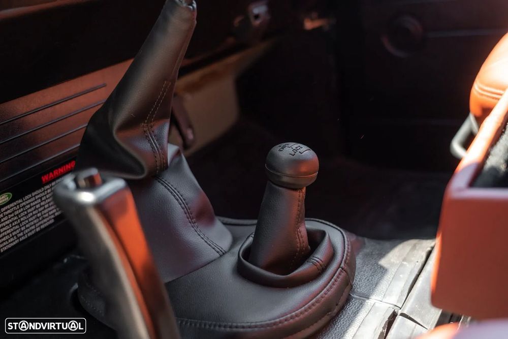 Land Rover Defender - 25