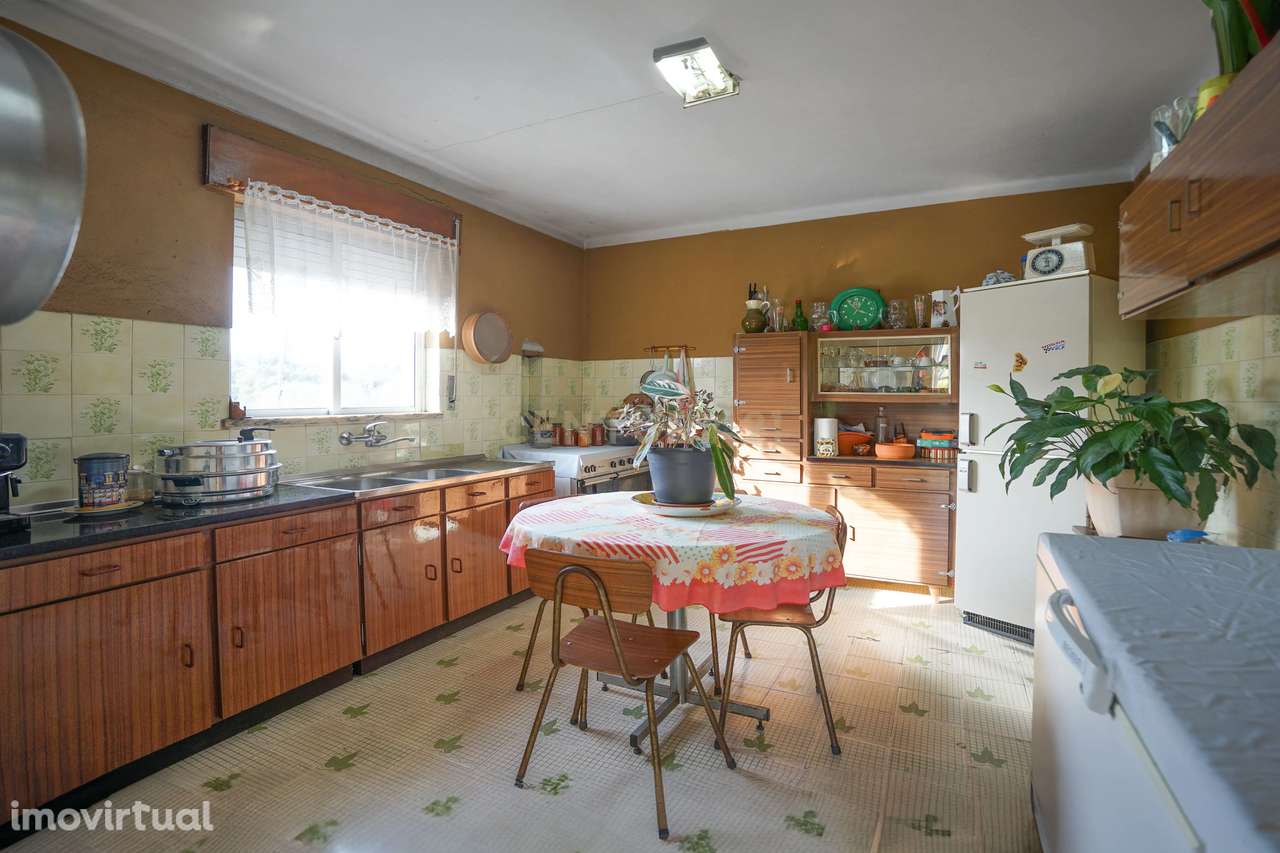 Moradia T3 + 1  com duas garagens, terreno com poço e anexos- Lousã - Grande imagem: 5/37