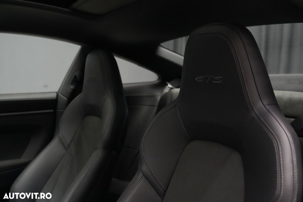 Porsche 911 Carrera 4 GTS PDK - 16