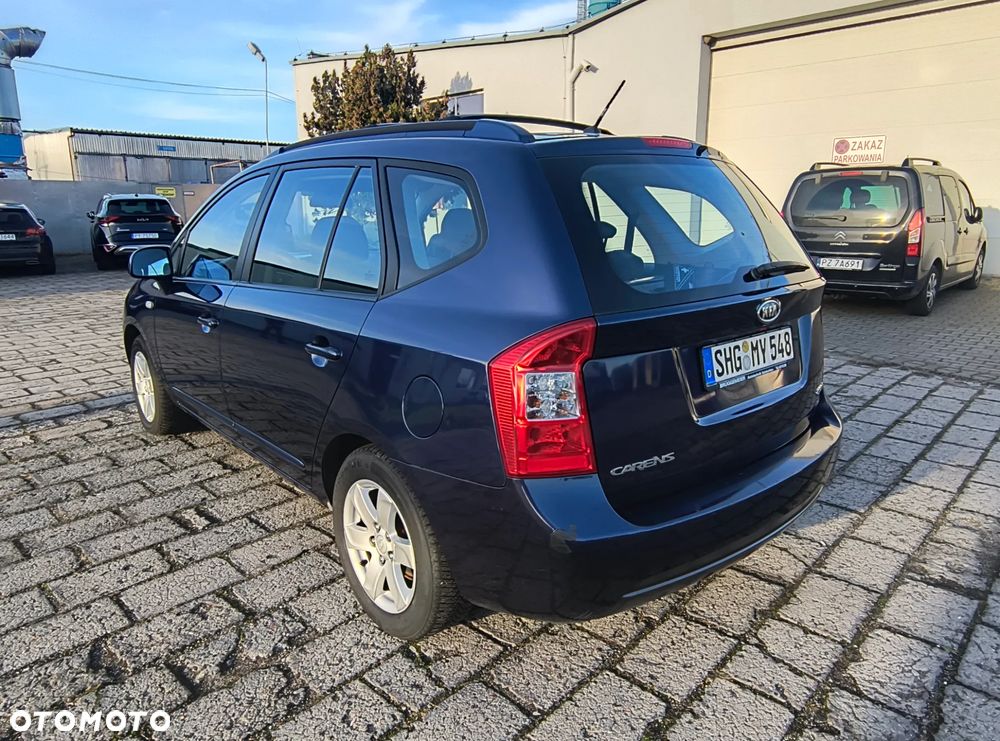 Kia Carens - 4