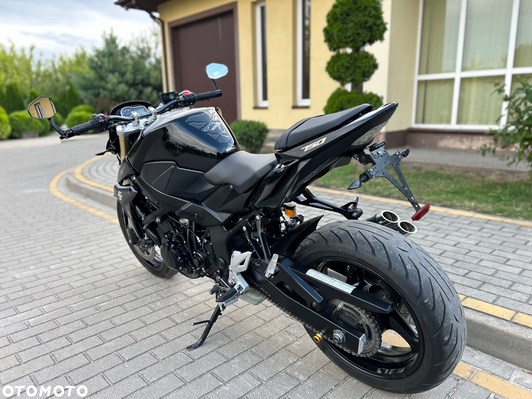 Suzuki GSR - 12