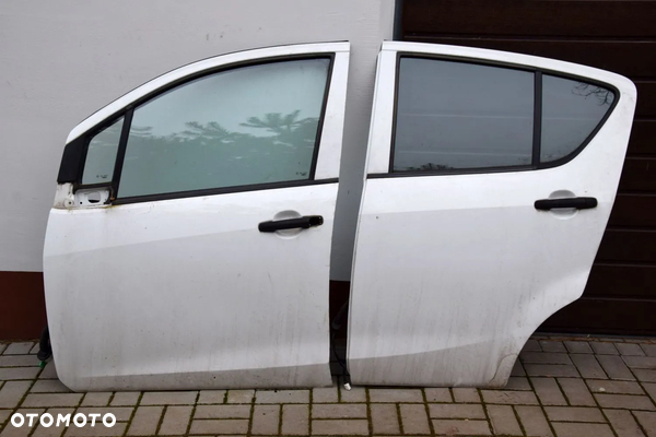 Opel Agila B II Suzuki Splash 08- Drzwi lewe przednie lewy przód 26U białe kompletne