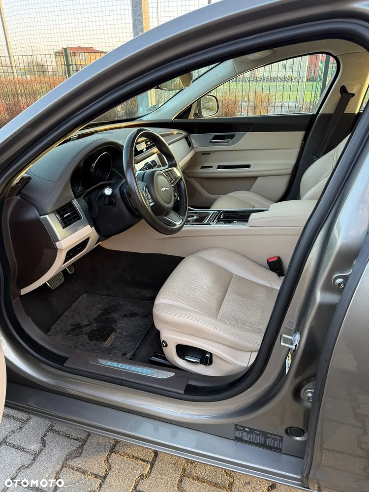 Jaguar XF 20d Portfolio - 18