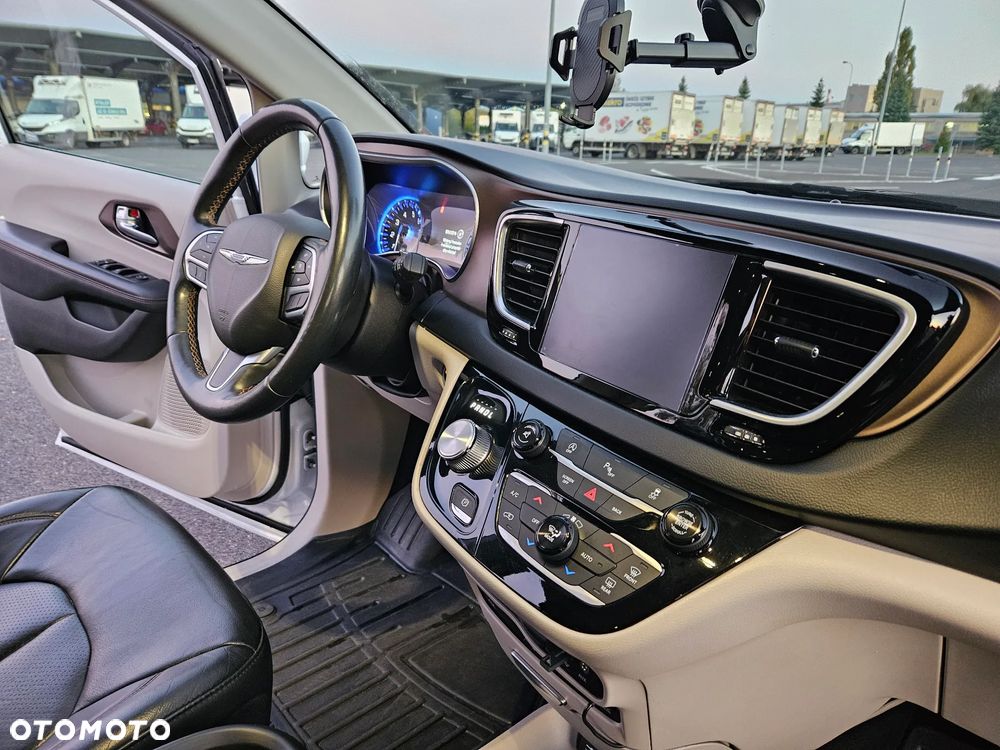 Chrysler Pacifica - 15