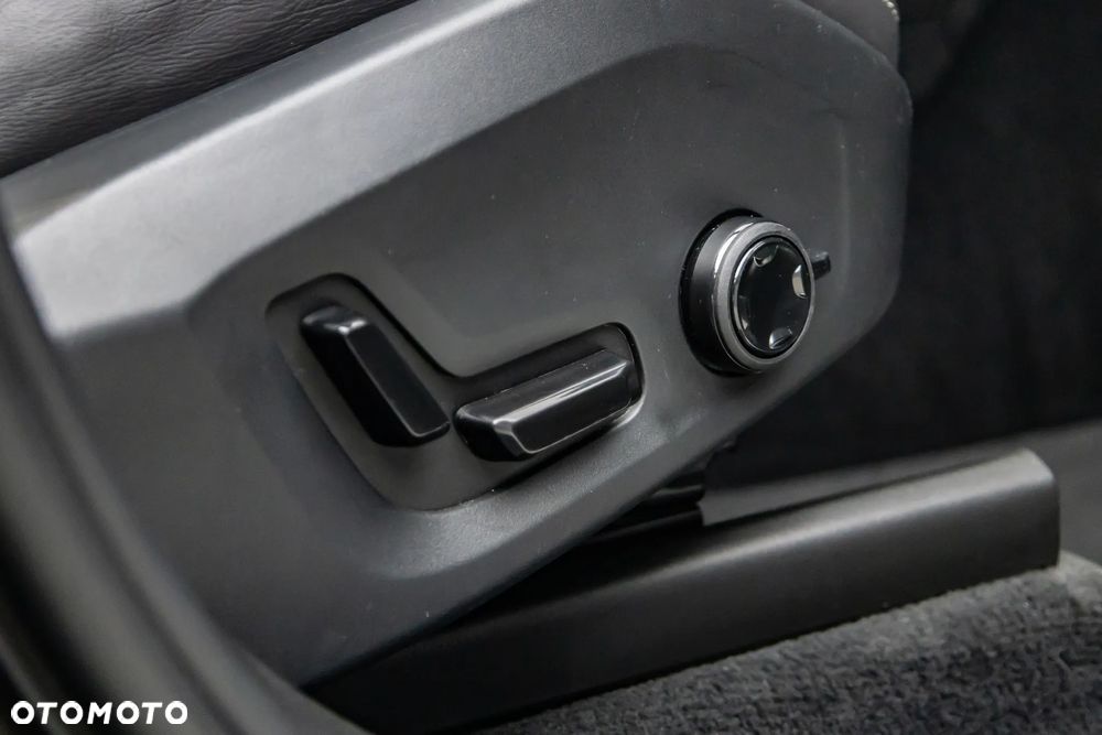 Volvo XC 60 T8 Plug-In Hybrid AWD R-Design - 32