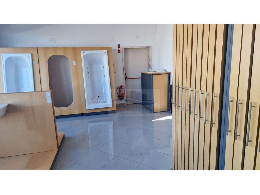 Vende-se Edificio Comercial de alto nível com 3 pisos na Estrada Na... - Grande imagem: 2/34