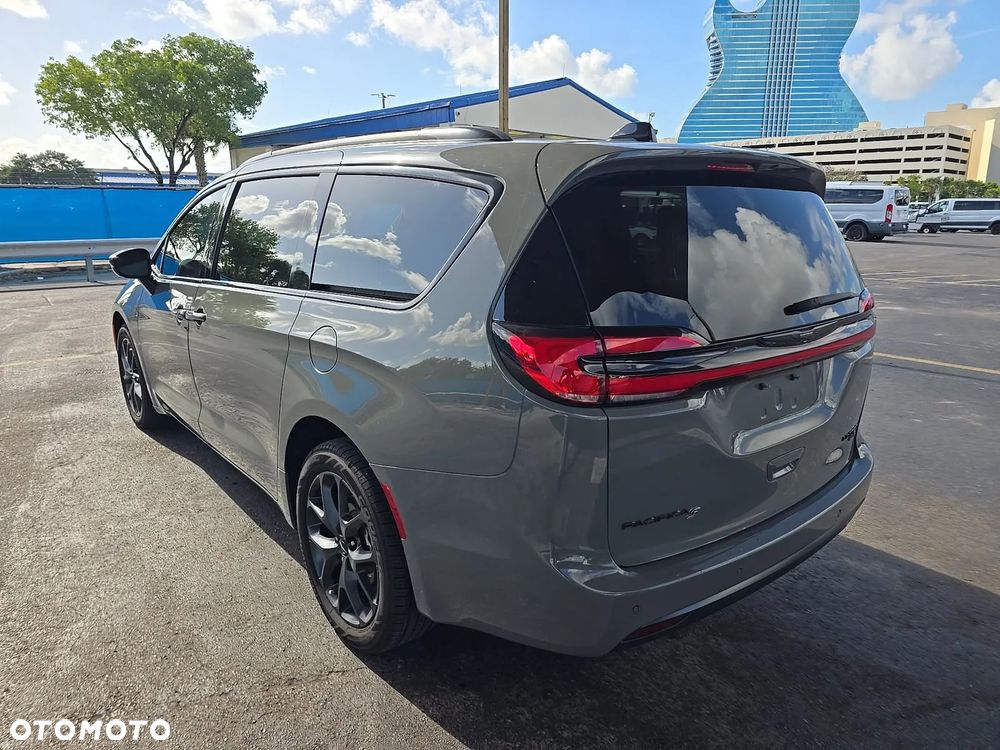 Chrysler Pacifica - 5