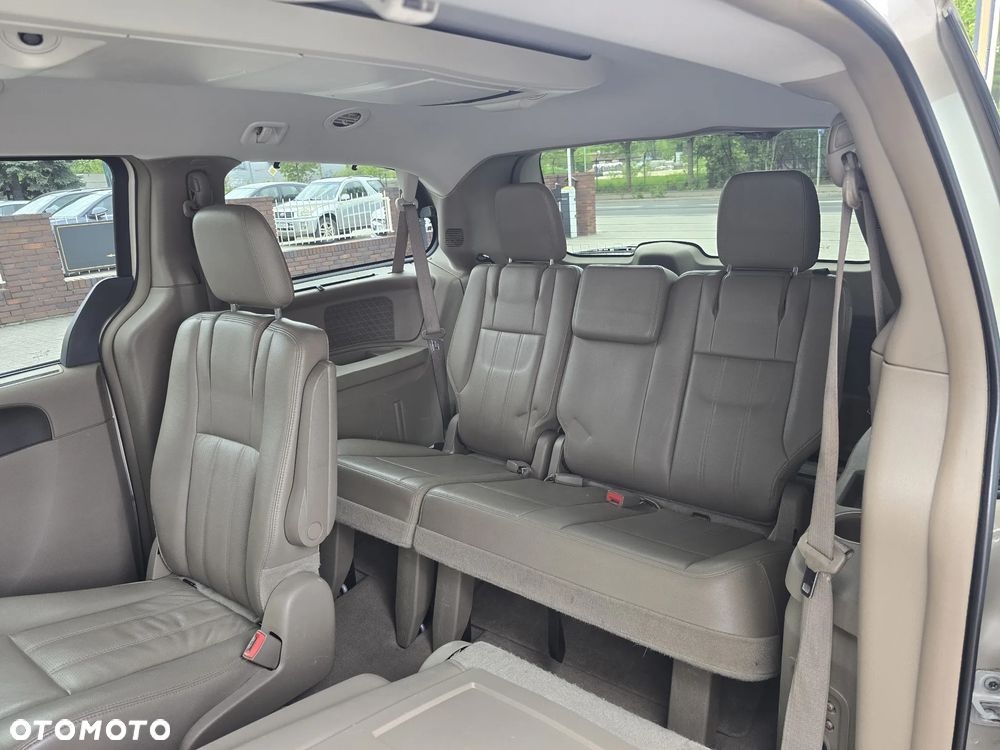 Chrysler Town & Country 3.6 Limited - 16