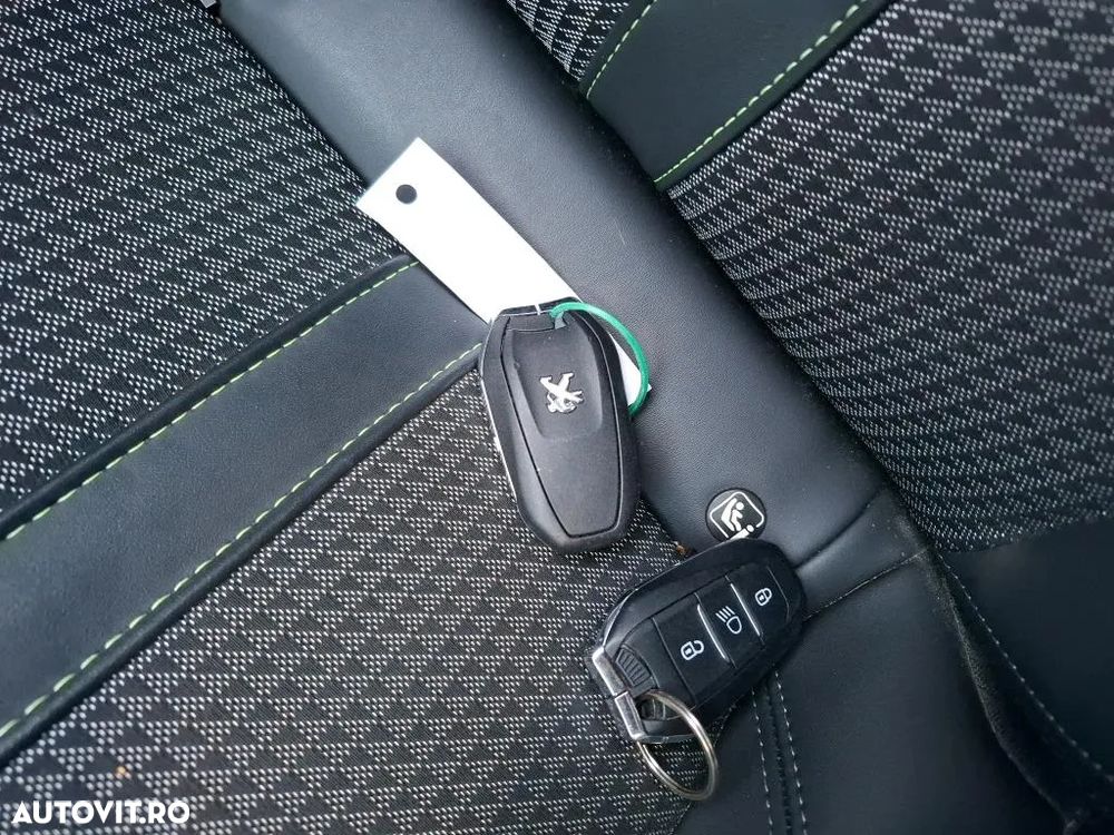 Peugeot 2008 PureTech 130 EAT8 GT - 5