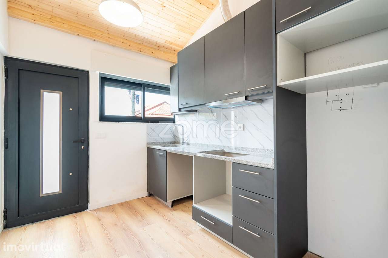 Moradia Com Mezanino em frente ao Metro de Salgueiros - Grande imagem: 2/24