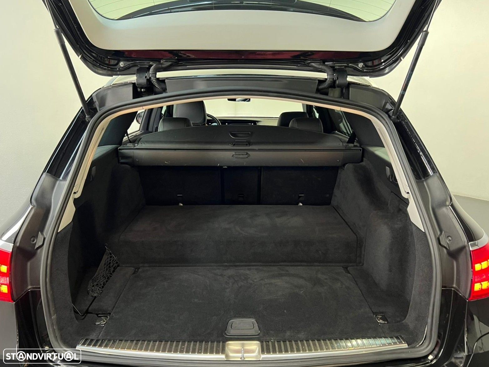 Mercedes-Benz E 300 e Exclusive Line - 29
