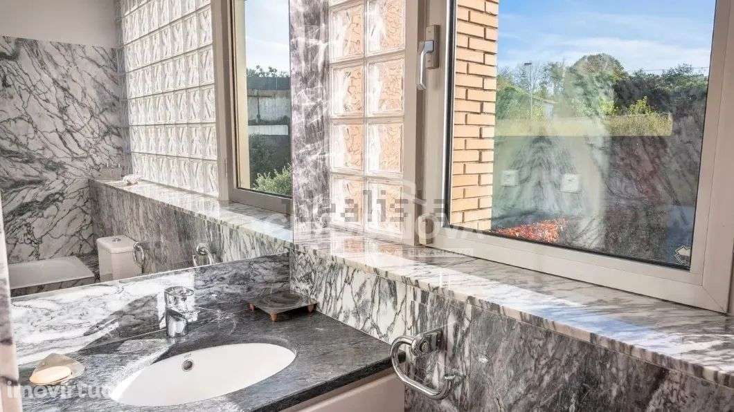 Moradia Triplex V4 suites 228 m² com jardim e terraços na Boavista - Grande imagem: 4/50