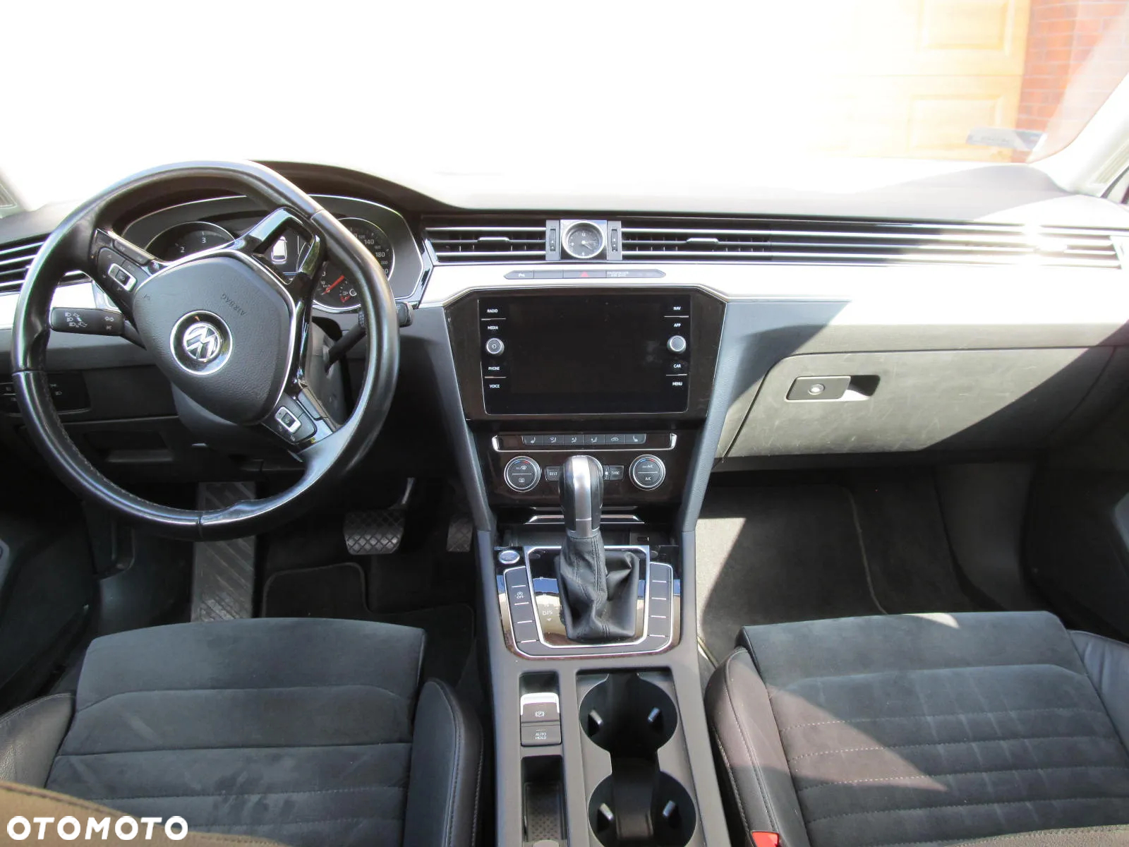 Volkswagen Passat Variant 2.0 TDI SCR DSG BlueMotion Highline - 9