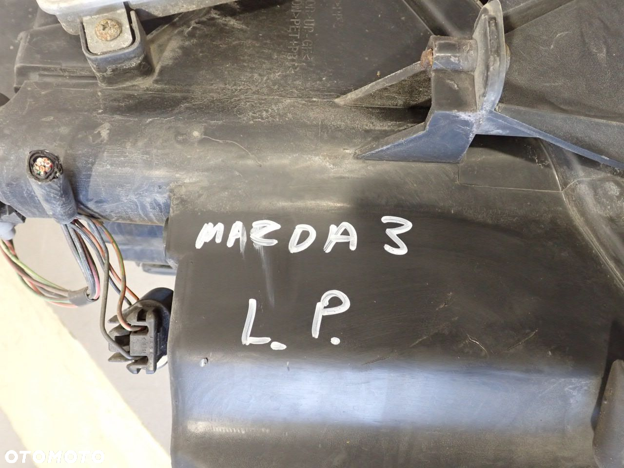 LAMPA PRAWA PRZEDNIA XENON MAZDA 3 1.6 - 9