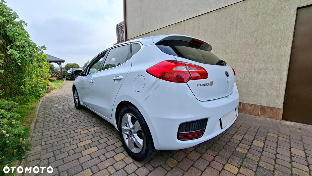 Kia Ceed 1.6 CRDi 136 ISG Dream-Team Edition - 4