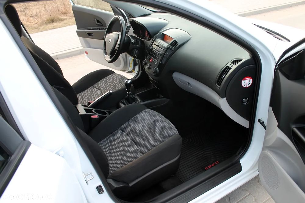 Kia Ceed - 11
