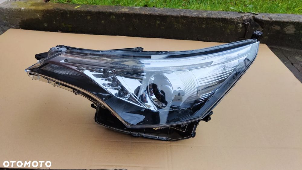 Avensis T27 II Lift 15-18 Lampa Przód Lewa Soczewka + DRL LED Europa