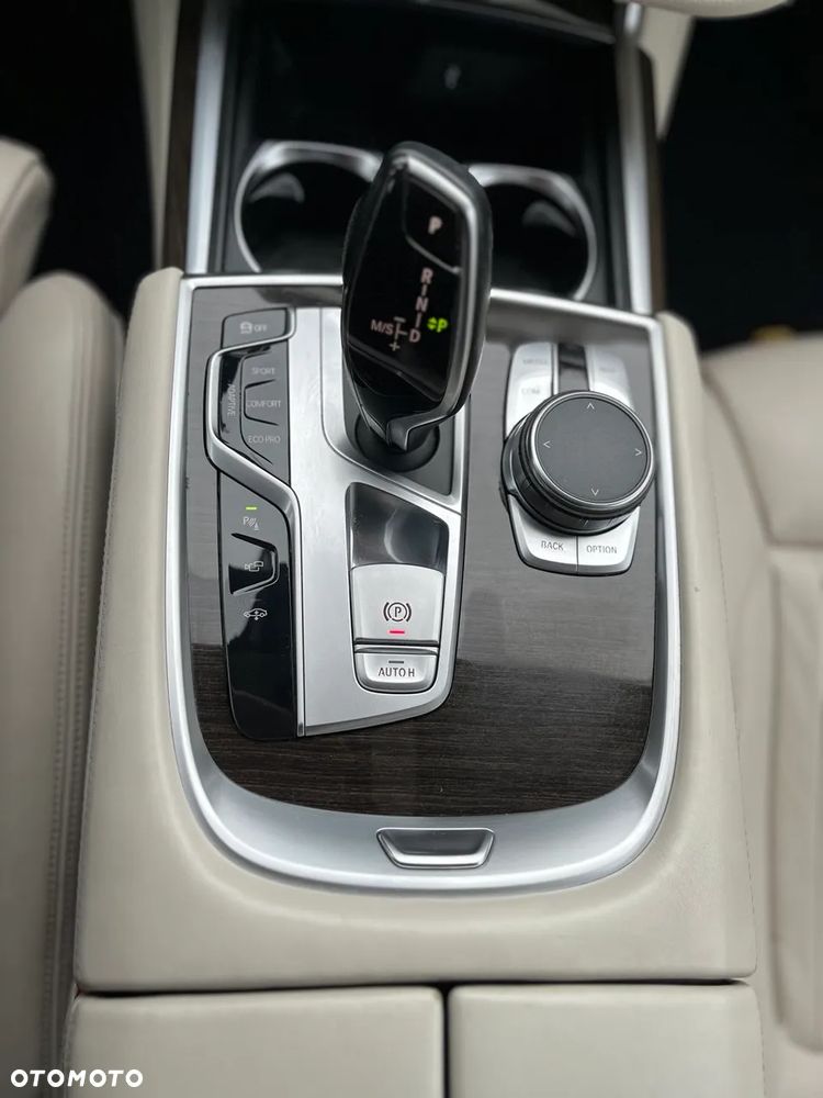 BMW Seria 7 750i xDrive - 11