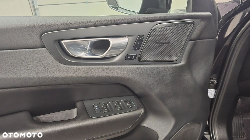 Volvo XC 60 B5 D AWD Ultimate Dark - 17