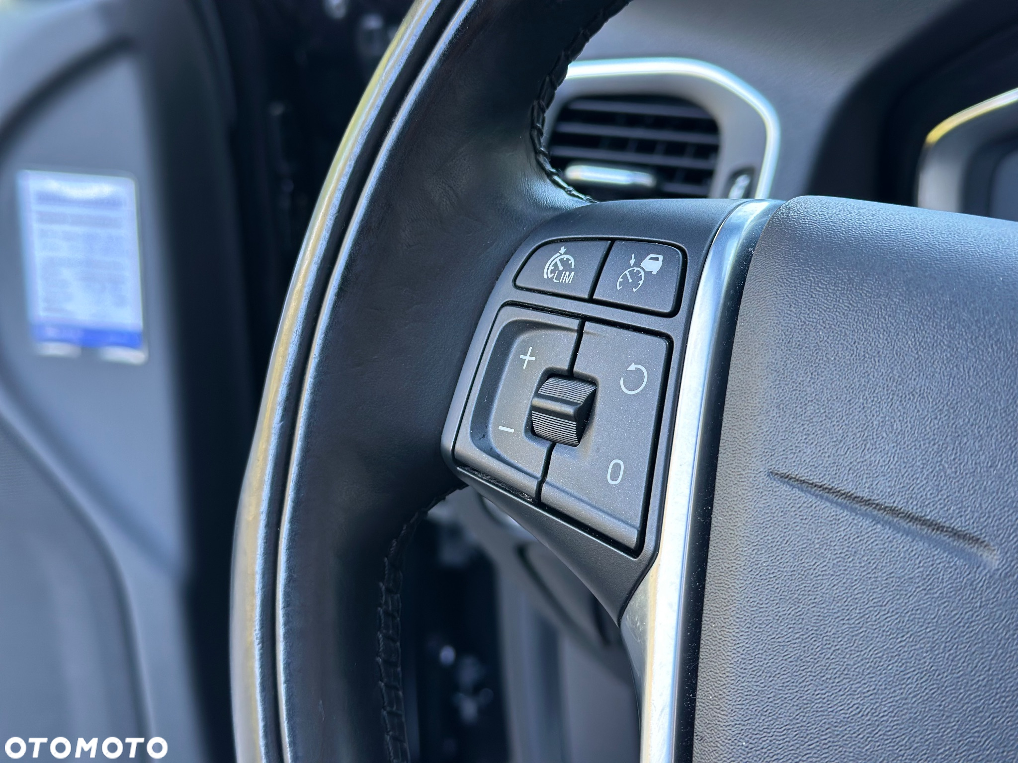 Volvo V60 D6 AWD Plug-in Hybrid Momentum - 25
