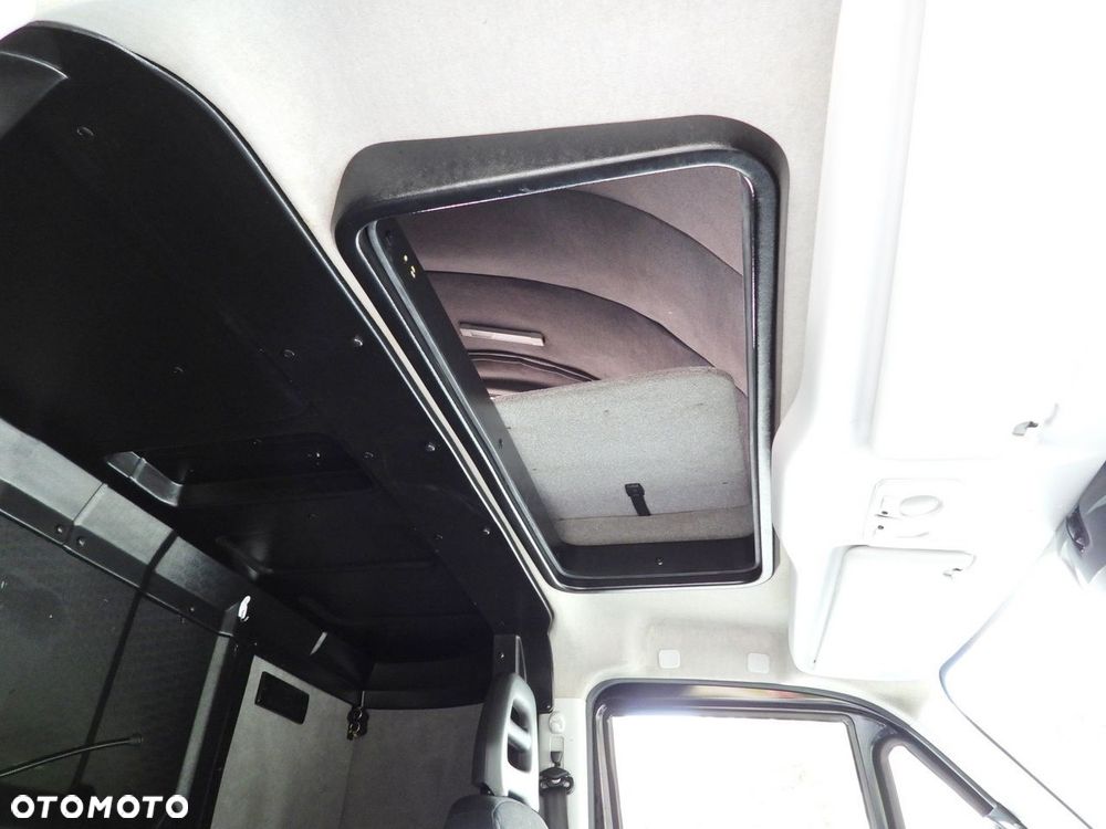 Iveco DAILY 35S18 KONTENER WINDA 8 PALET WEBASTO TEMPOMAT NAWIGACJA LEDY PNEUMATYKA KLIMATYZACJA  180KM - 40