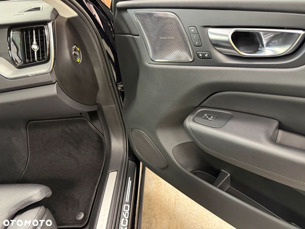 Volvo XC 60 B4 D AWD Geartronic Momentum Pro - 28
