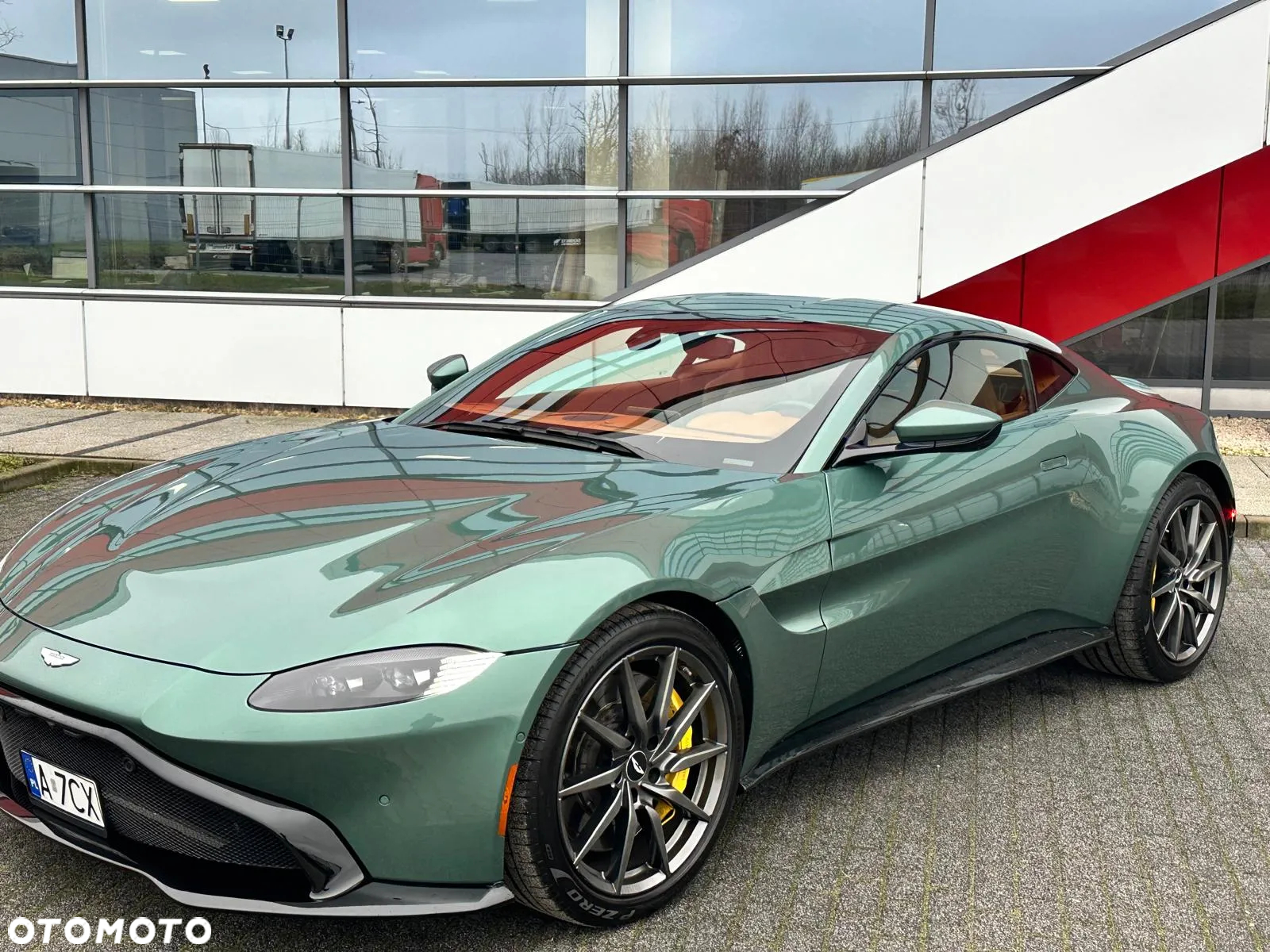 Aston Martin Vantage - 2