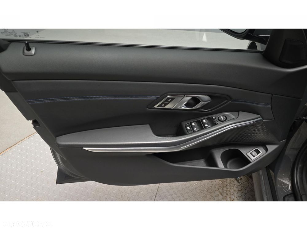 BMW Seria 3 320d xDrive Sport - 17