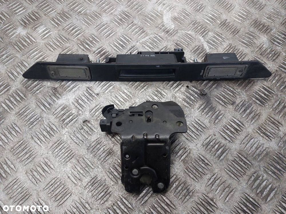 ZAMEK KLAPY BAGAŻNIKA + KLAMKA AUDI A4 B7 KOMBI 8P4827505A 8P4827574 - 1