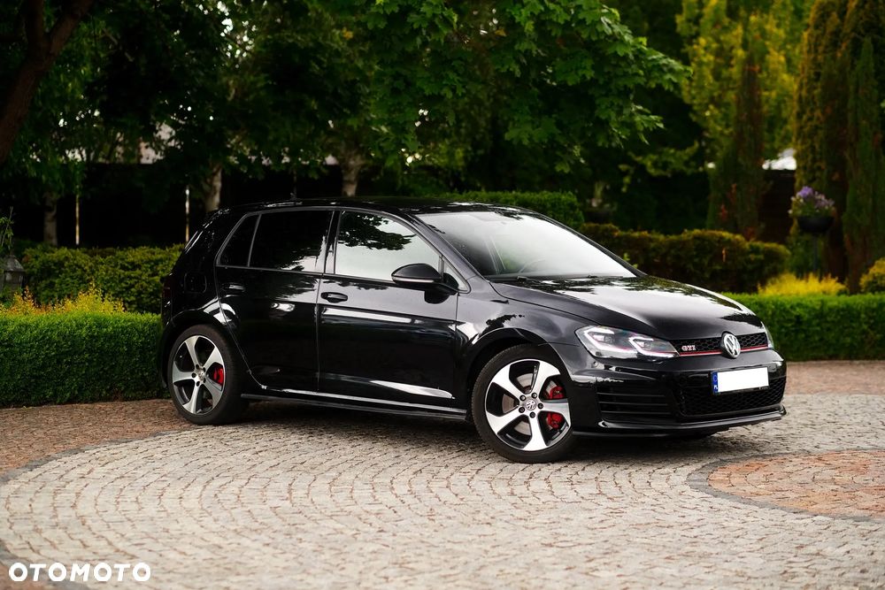 Volkswagen Golf - 1