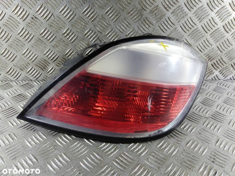 LAMPA PRAWA TYLNA OPEL ASTRA H - 1