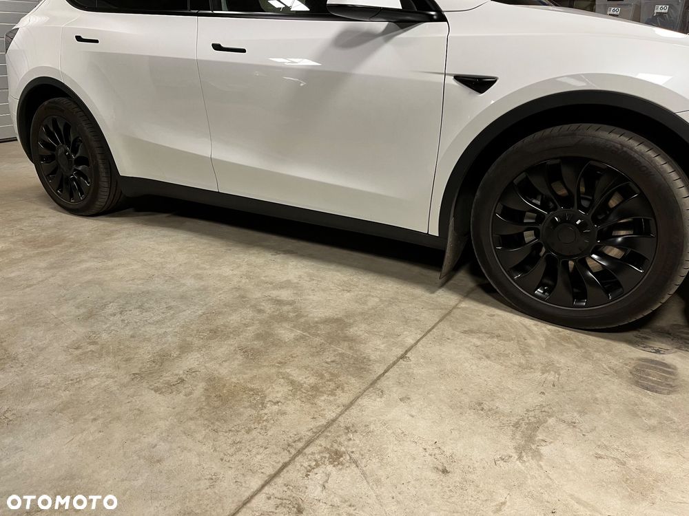 Tesla Model Y - 23