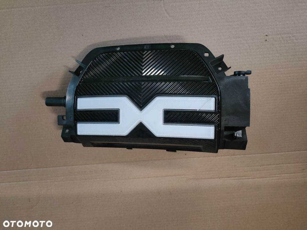 Dacia Spring Elektryk 22- EMBLEMAT ZNACZEK KLAPKA PORTY LADOWANIA - 2