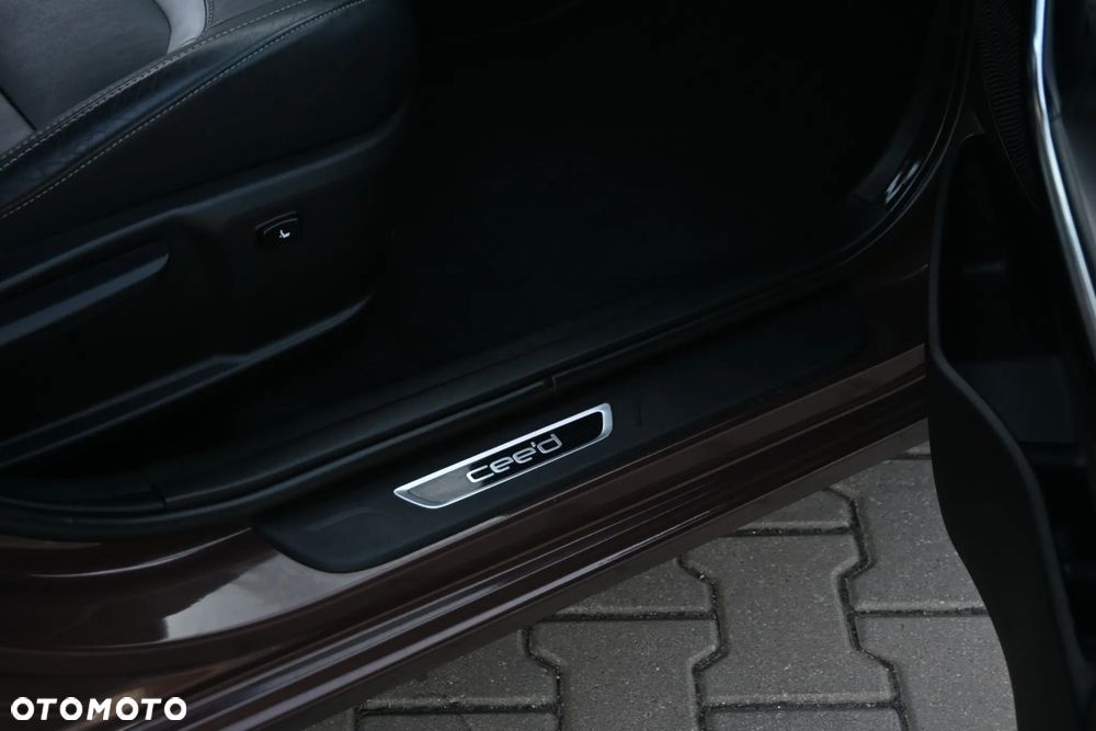 Kia Ceed 1.6 CRDi 128 Platinum Edition - 26