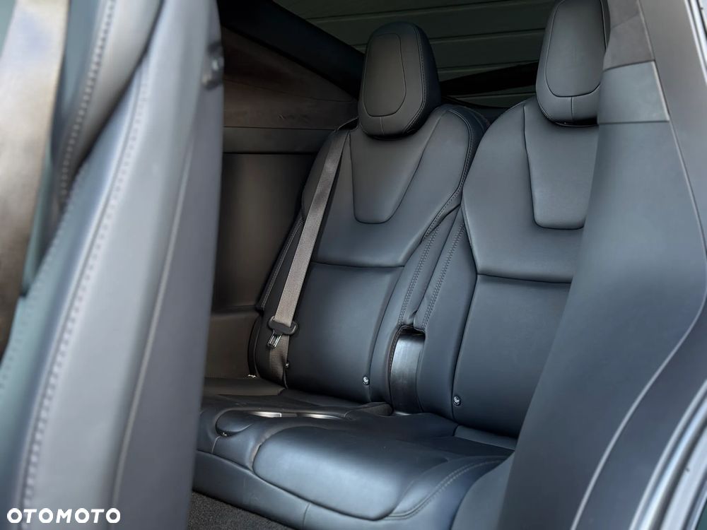 Tesla Model X - 10