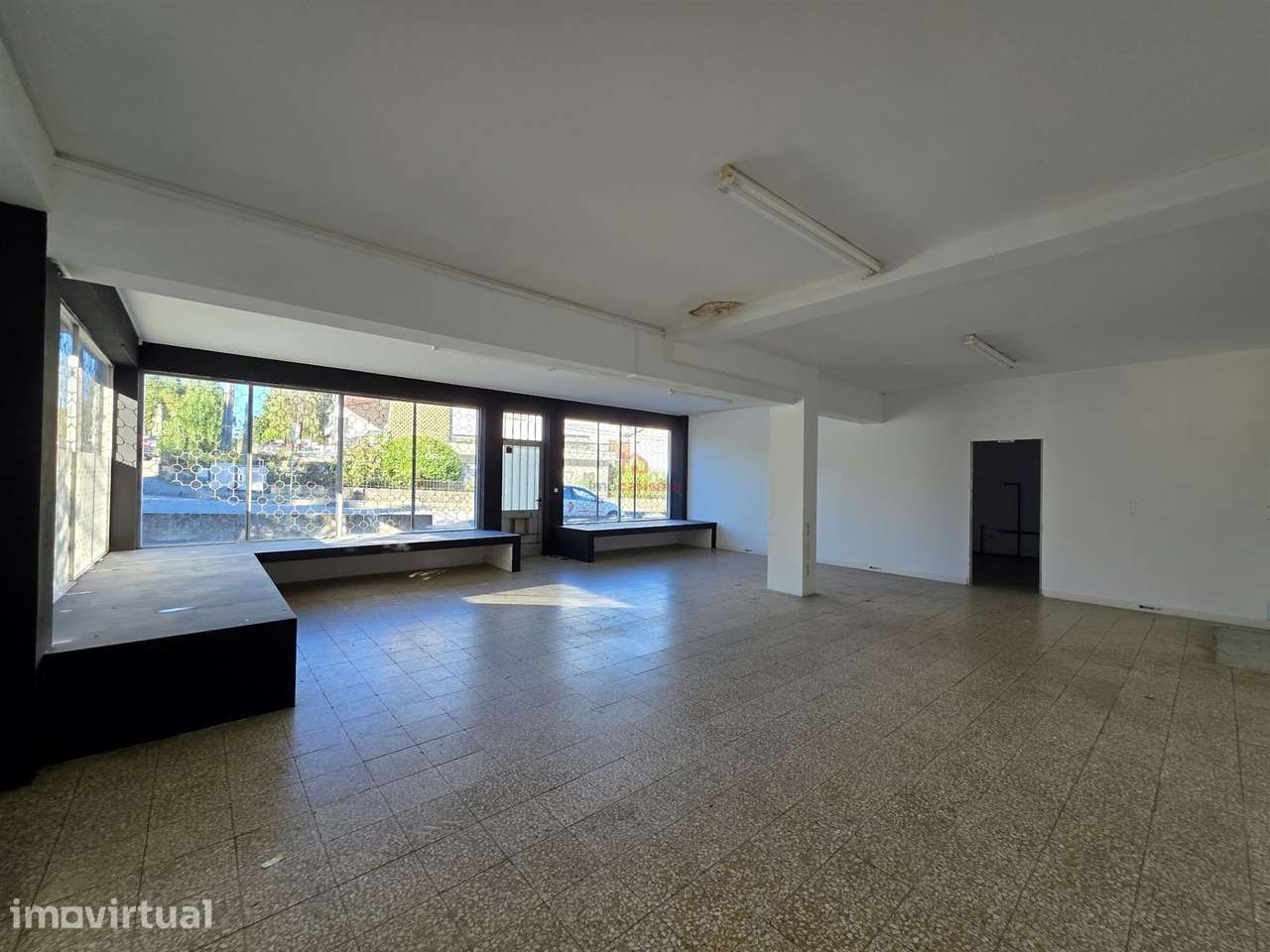 Loja com 115m2 para Arrendamento em Riba de Ave, Vila Nova de Famalicã - Grande imagem: 2/11