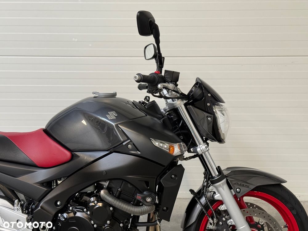 Suzuki GSR - 11